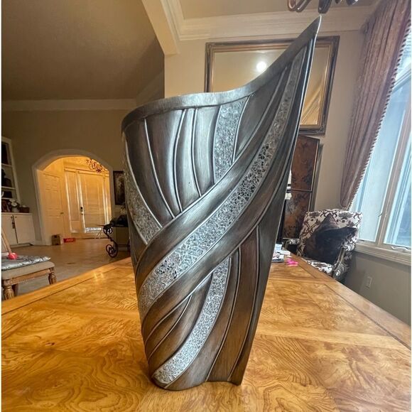 Gorgeous Metallic Silver & Crystal Vase! - Picture 12 of 17